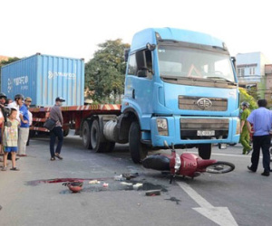 Nữ công nhân bị xe tải cán qua người chết thương tâm