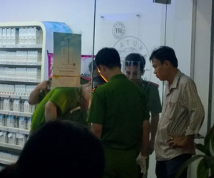 Nữ nhân viên bán sữa nằm trên vũng máu sau tiếng kêu thất thanh