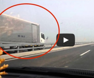 Phạt tài xế chạy ngược chiều trên cầu Nhật Tân từ clip trên mạng