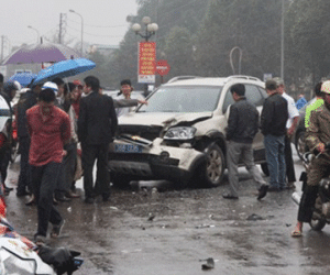 Taxi đấu đầu xe biển xanh giữa trung tâm TP Thanh Hóa