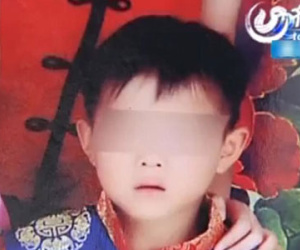 Xót xa em bé mất mạng sau khi ăn kẹo mút nhặt được bên lề đường