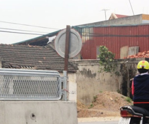 Dân tự chế biển báo giao thông bằng... mâm nhôm