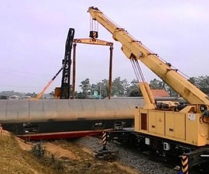Điều cẩu 100 tấn cứu hộ tàu đâm đứt đôi xe tải