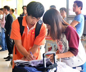 Fan nữ xin chữ ký Công Phượng tại sân bay