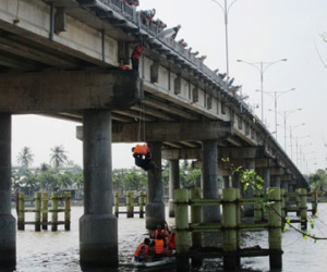 Giải cứu thanh niên mắc kẹt trên cầu khi nhảy sông tự tử