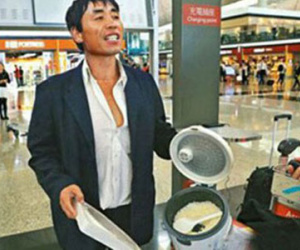 Hành khách nấu cơm ngay tại sân bay