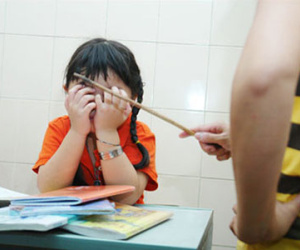 Mẹ và con gái: Cùng dấu đẩy nhau?