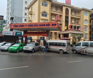 Ô tô xếp hàng chờ đổ xăng trước giờ tăng giá