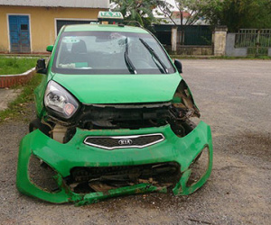 Tài xế xuống xe mở cửa, hành khách... cướp taxi
