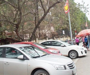 Thu phí trông xe vô tội vạ tại Hà Nội: Bị kiểm tra, các chủ điểm trông xe bỏ chạy