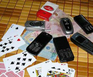 7 anh em họ bị bắt vì rủ nhau chơi bạc