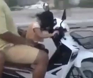 Clip: Hết hồn với bé gái 3 tuổi lái xe máy chở 4 người