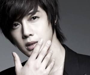 Kim Hyun Joong nhập ngũ "né" scandal làm bố