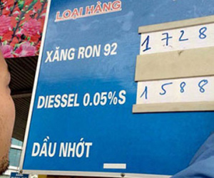 Người tiêu dùng vô cảm với giá xăng, hoang mang vì giá điện