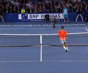 Clip: Chú bé chơi bóng hay làm Federer “đứng hình”