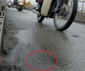 Khốn khổ vì đinh, ốc vít xuất hiện trên cây cầu trăm năm tuổi ở Hà Nội