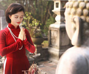 "Lố" ở nơi linh thiêng: Váy “ngắn quá đà” nơi đền chùa