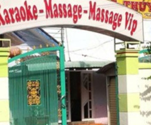Thẩm phán ở chung phòng trọ đương sự nữ