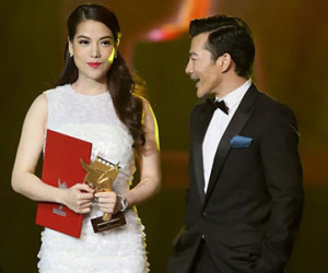 Trương Ngọc Ánh hờ hững nhận Cánh diều vàng từ chồng cũ