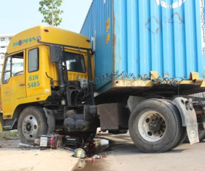Bị container kéo lê gần 20m, người đàn ông nguy kịch