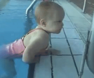 Clip: Bé 2 tuổi gây sốt với màn bơi lội như "rái cá"