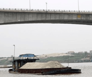 Phát hiện 3 người chết trên tàu chở cát ở sông Hồng