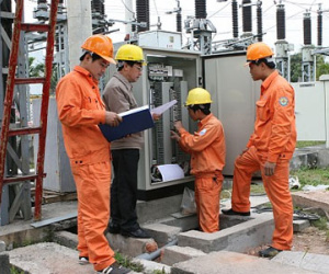 Rau lên vì điện, xe ôm tăng theo xăng: Dân rách túi