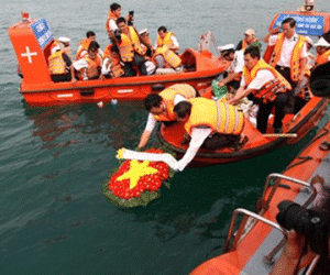Thả hoa đăng tưởng nhớ 64 liệt sỹ trong trận chiến Gạc Ma