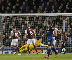 Burnley 1-0 Man City: Giương cờ trắng trong cuộc đua vô địch