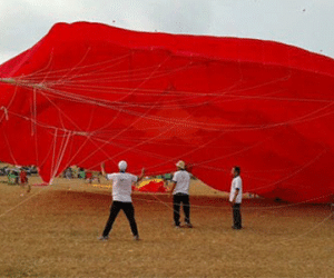 Một bé trai bị diều cuốn lên cao 20 mét rơi xuống đất