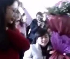 Bé trai tặng hoa cho nữ sinh ĐH Vinh gây xôn xao