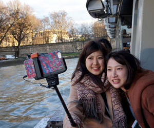 Du khách dùng "gậy tự sướng" đại náo... Paris