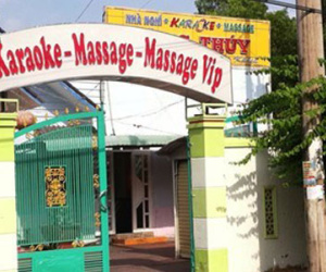 Kiểm điểm thẩm phán chung phòng trọ với nữ đương sự