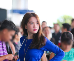 Ngọc Trinh nổi bật, liên tục chụp ảnh cùng đàn em tại sân bay
