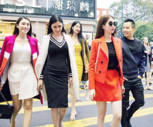 Ngọc Trinh và dàn chân dài Việt nổi bật trên đường phố Hồng Kông