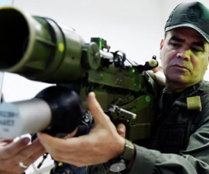 Venezuela mượn vũ khí Nga dằn mặt Mỹ
