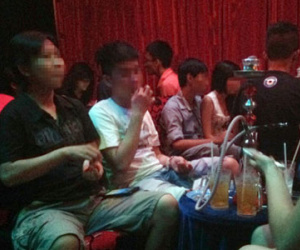 Bán shisha công khai, “khói Ả Rập” đang mê hoặc trẻ em?
