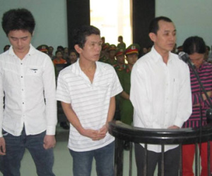 Cả gia đình đi tù vì tiếng nẹt pô xe
