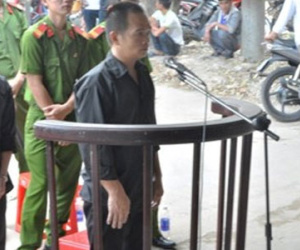 Đi bộ đeo dây chuyền vàng bị cướp giật phăng