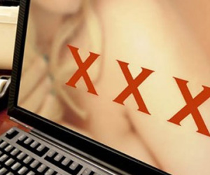 Trung Quốc: Quan huyện “thân bại danh liệt” vì xem phim sex