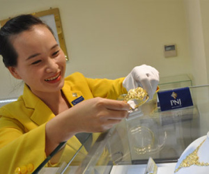 USD tiếp tục tăng mạnh, vàng giảm giá