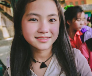 Vẻ đẹp hút hồn "ăn đứt hot girl" của bé gái người Mông