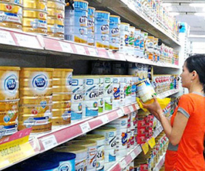 Ba bà mẹ trẻ mua chung 1 hộp sữa cho con