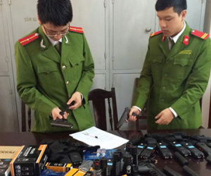 Bắt giữ nhiều súng ngắn và thuốc kích dục Trung Quốc