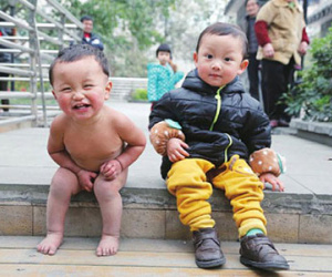 Bố cho con 15 tháng tuổi cởi trần giữa mùa đông