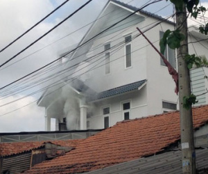 Cháy nhà 3 tầng, cả khu phố hoảng loạn