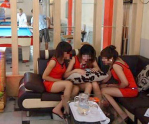 Kiều nữ bôi lơ và cám dỗ sau đường cơ