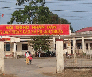 Mang xăng tới ủy ban dọa đốt, đòi tiền cán bộ xã... nhậu thiếu