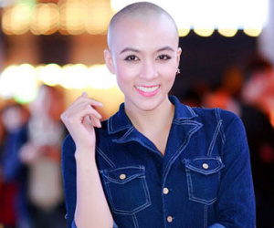 "Mỹ nhân đầu trọc" của Vietnam Idol diện đầm nữ tính, lộ hình xăm khủng