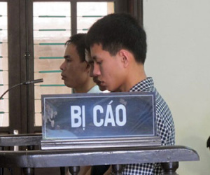 Nhận lời "giao chiến", vác súng đi bắn đối thủ liệt 2 chân